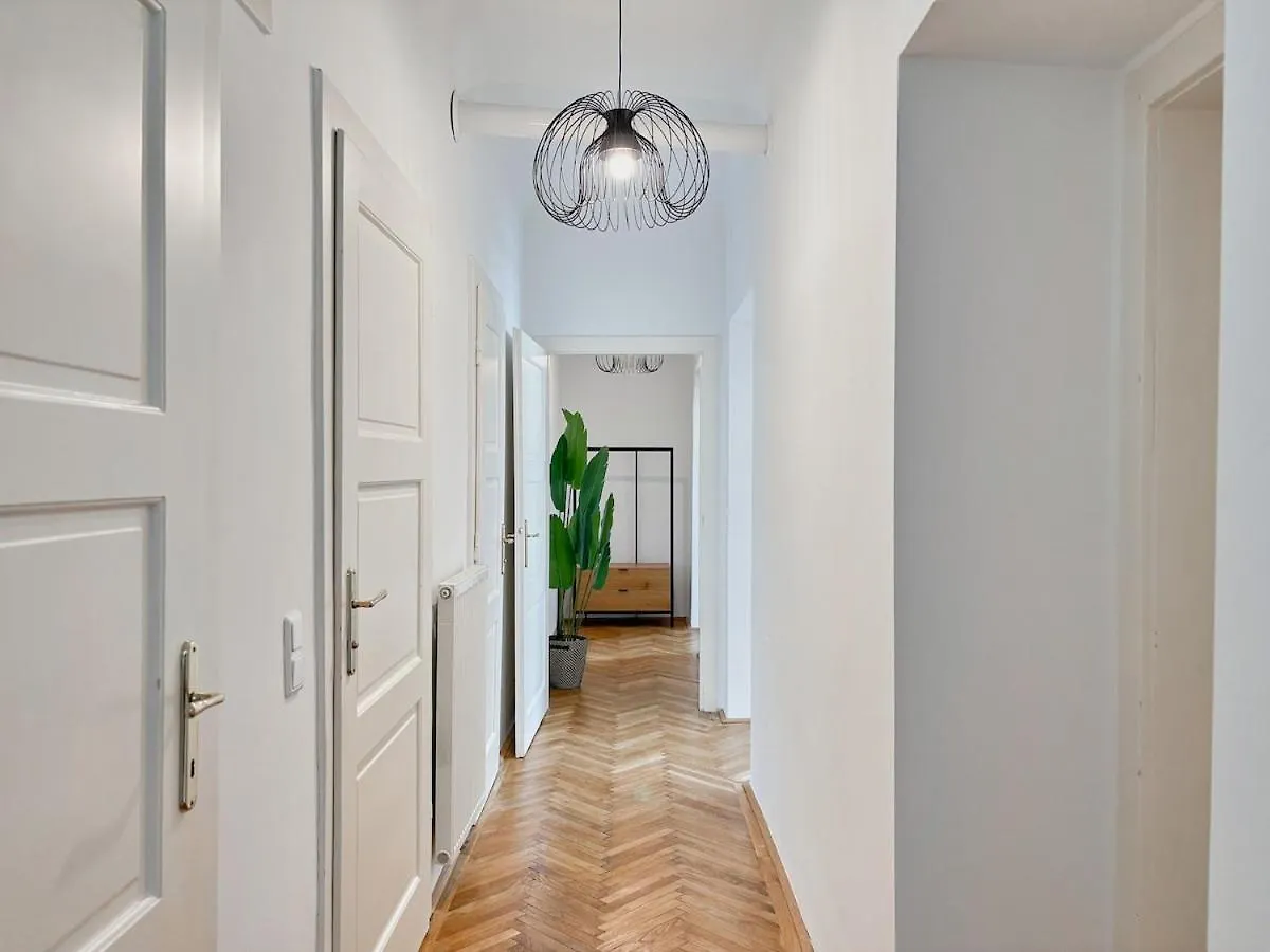 Bright - 3Br - Fast Wifi - At Bus And Tram Station Apartment Vienna