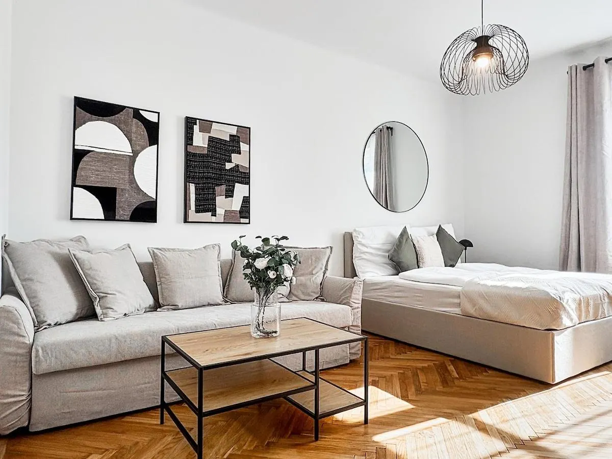Bright - 3Br - Fast Wifi - At Bus And Tram Station Apartment Vienna